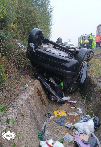 Estado en que quedó el coche tras volcar en la AP-66