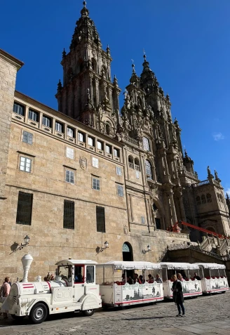 Tren turístico de Santiago a los pies de la Catedral antes de su último recorrido