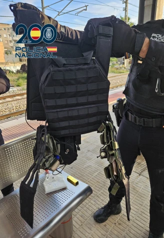 Foto del agente enseñando el falso chaleco bomba