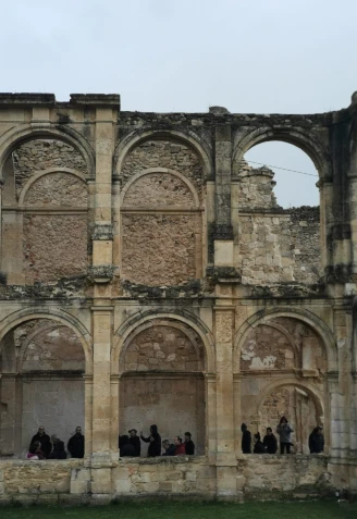 Treinta internos salen de prisión para rehabilitar un monasterio en Burgos: una experiencia de libertad y resocialización