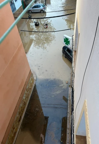 El exterior de la farmacia del pueblo el día de las inundaciones