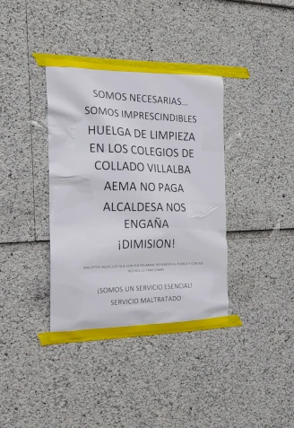 Carteles aparecidos en Collado Villalba