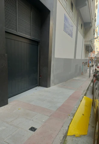 El garaje tiene la rampa amarilla instalada pero aparcan igual