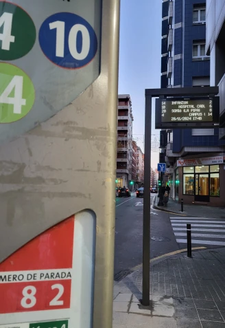 Parada de autobús urbano en la calle Marqués de Casa Valdés, en Gijón