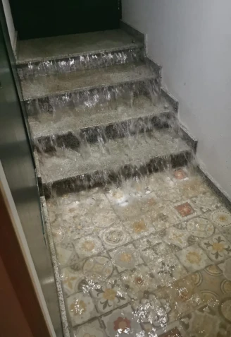 El agua entrando en cascada en uno de los inmuebles de la calle Hortas de Santiago