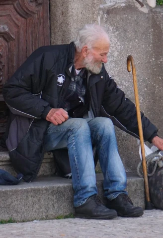 Persona sin recursos viviendo en la calle