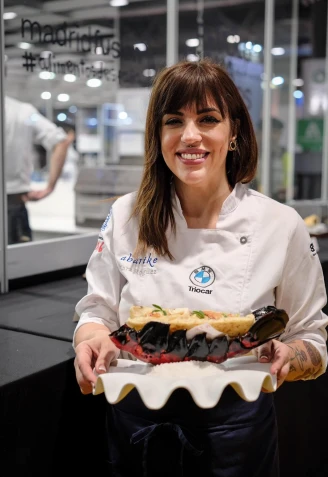 La chef Lara Róguez, con su bocadillo 'Blue Lobster Roll'