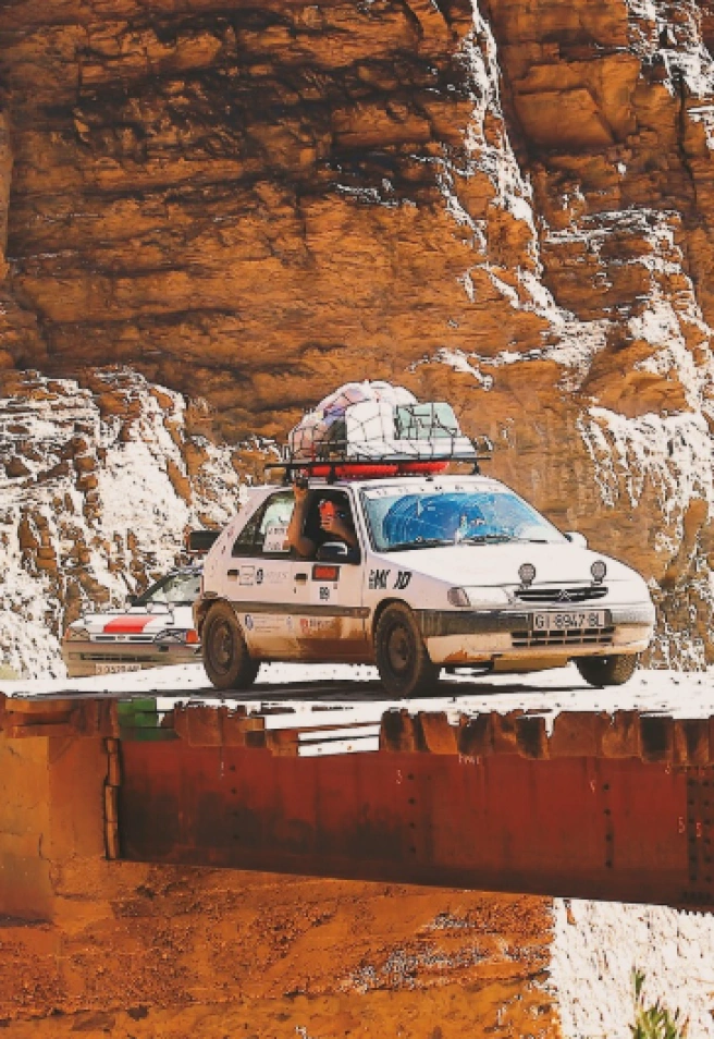 Voluntarios de UniRaid cruzando un puente en Marruecos
