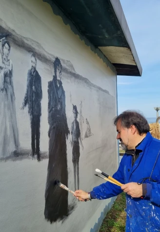 El artista de Valdoviño está elaborando su mural