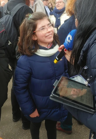 Pilar Cisneros con María, la pequeña de 10 años de Alcalá de Henares (Madrid) que está de peregrinación en Roma y ha mandado un cariñoso mensaje al Papa Francisco