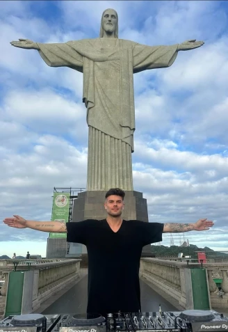 Carlos Chaparro posando junto al Cristo Redentor