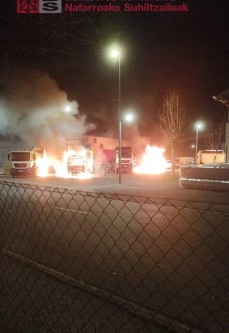 Momento de un incendio en el polígono Landa y en un caserío en Leitza