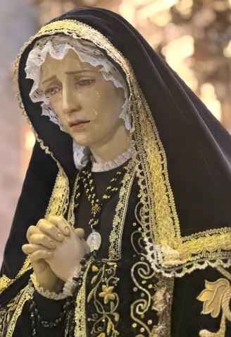 Las nuevas Dolorosa y Magdalena, realizadas en Sevilla por navarros, se mostraron al público y fueron bendecidas el domingo 6 de abril en la iglesia San Miguel Arcángel