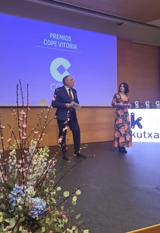 Roberto Arrillaga y Elisa López, conduciendo la gala