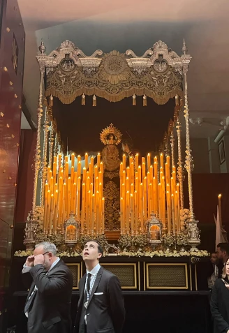 Momento de la suspensión de la procesión de Jesús Despojado, cuando iba a salir el Dulce Nombre