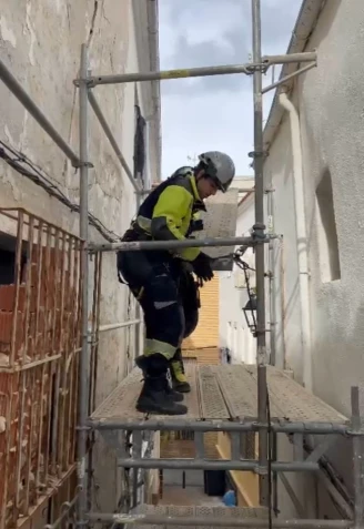 Una vivienda al borde del colapso obliga a cerrar una calle en el casco histórico de Jaén