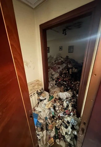 Piso lleno de basura en Los Rosales (A Coruña)