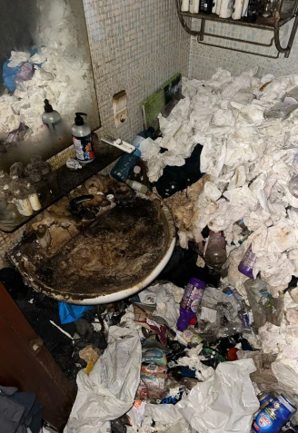 Cuarto de baño del piso lleno de basura en Los Rosales