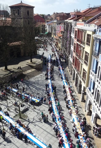 Una imagen de la Comida en la Calle de Avilés