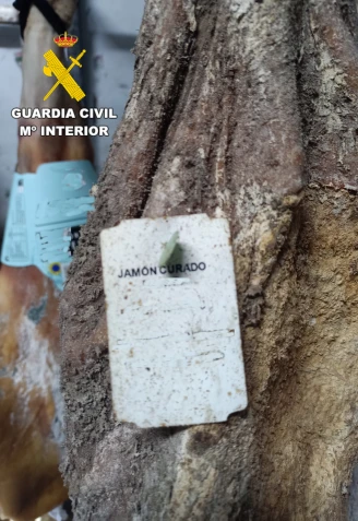 Jamón con moho localizado en el almacén