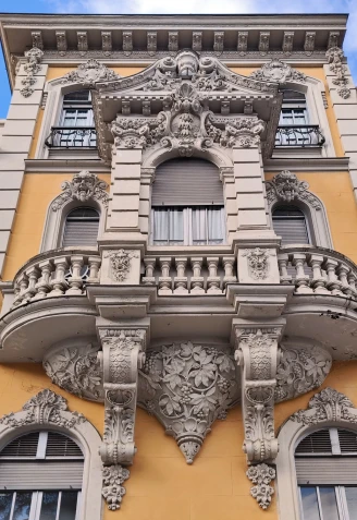 Uno de los balcones de la fachada del Palacio de Balsera