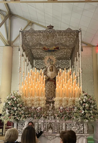 Santa María del Triunfo, que no pudo salir en procesión debido a la lluvia, en el interior de la Parroquia de San Miguel Arcángel
