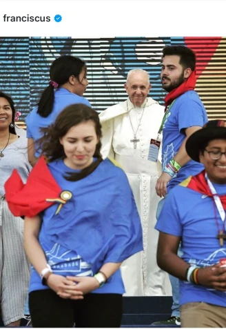 Imagen de la cuenta de Instagram del Papa Francisco, a su lado Mikel