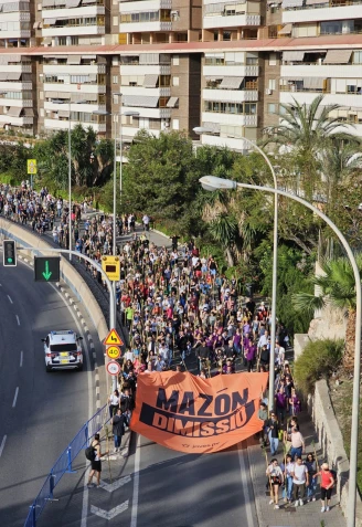 Imagen de la pancarta gigante de Compromís tomando la avenida de Denia.