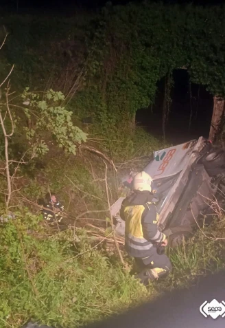 El camión accidentado tras salirse de la vía