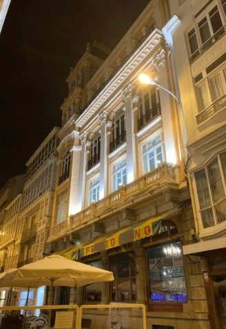 Fachada exterior del Casino Ferrolano en el número 100 de la calle Real