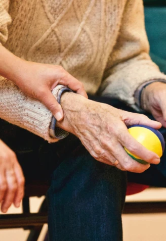 Apretar una pelota pequeña disminuye la inflamación cerebral