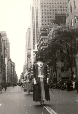 La Comparsa de Gigantes y Cabezudos desfiló por la Quinta Avenida de Nueva York el 10 de octubre de 1965