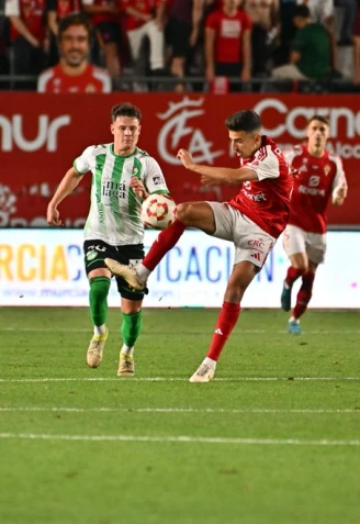 El Real Murcia se aleja del ascenso directo