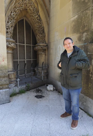 Una paloma muerta junto a la catedral María Inmaculada de Vitoria