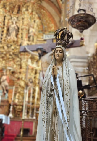 El Cristo del Claustro y la Virgen de Fátima en el altar mayor