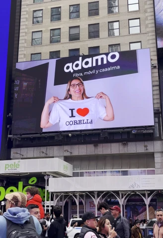 I love Corrella en las pantallas de Times Square de Nueva York