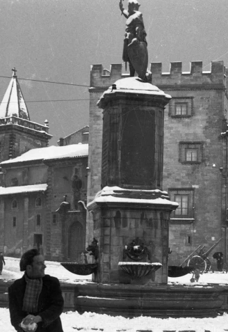 La plaza del Marqués, en Gijón, nevada el 24 de febrero de 1944