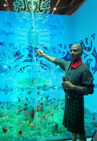 El artista mahorí George Nuku, autor del montaje Bottle Ocean 2123
