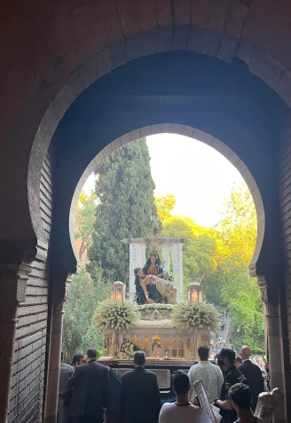La imagen mariana llega a la Puerta de la Justicia