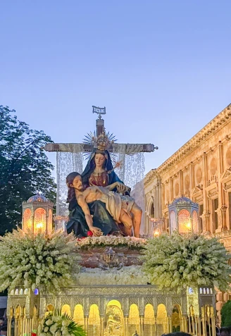 Santa María de la Alhambra junto al Palacio de Carlos V