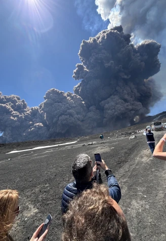 Videos y fotos compartidos en redes sociales mostraron a turistas huyendo de las laderas del volcán mientras nubes de ceniza oscurecían el cielo