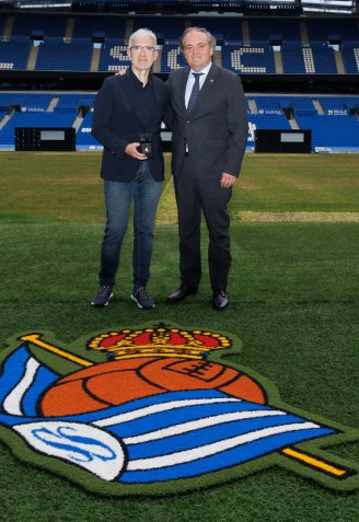 Roberto Olabe y Jokin Aperribay en el escudo de la Real Sociedad