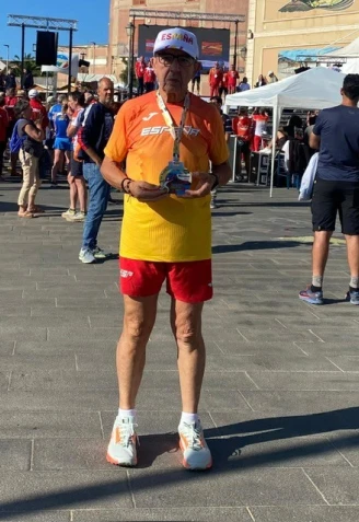 Domingo Pérez, posando con las dos medallas de oro conseguidas en el Etna