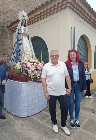Abel Cáceres y Mihaela Olteanu, junto a la Virgen de La Luz