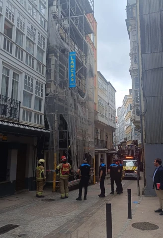 Intervención de policía y bomberos en la calle Barrera