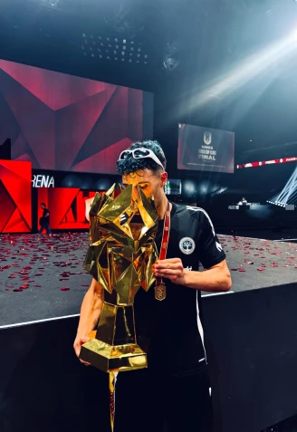 Dieguito levanta la Copa del Mundo