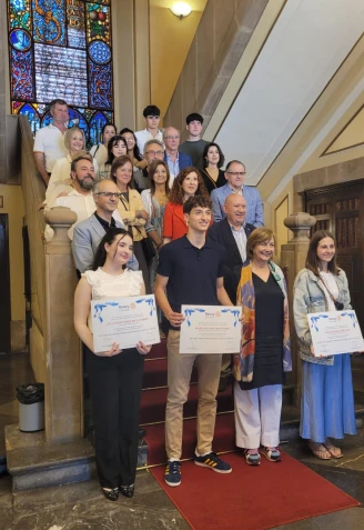 Los ganadores del premio que entrega el Rotary Avilés junto a miembros de la corporación, familiares y profesores