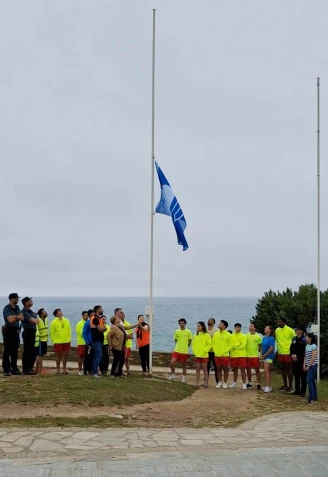 Izado de la Bandera Azul en la Playa de As Catedrais
