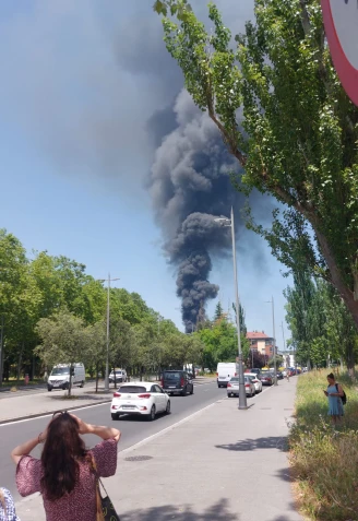Viandantes sorprendidos con la magnitud de la humareda