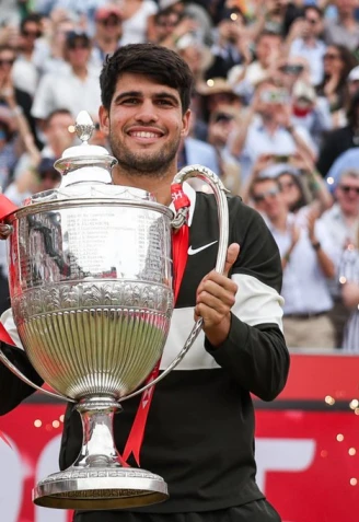 Alcaraz levanta su segundo trofeo de Queen's